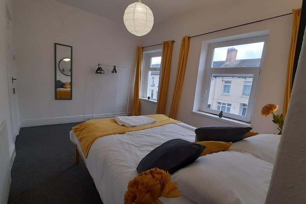 Spacious 4 Bedroom, Free Netflix, Central Location Cardiff Luaran gambar