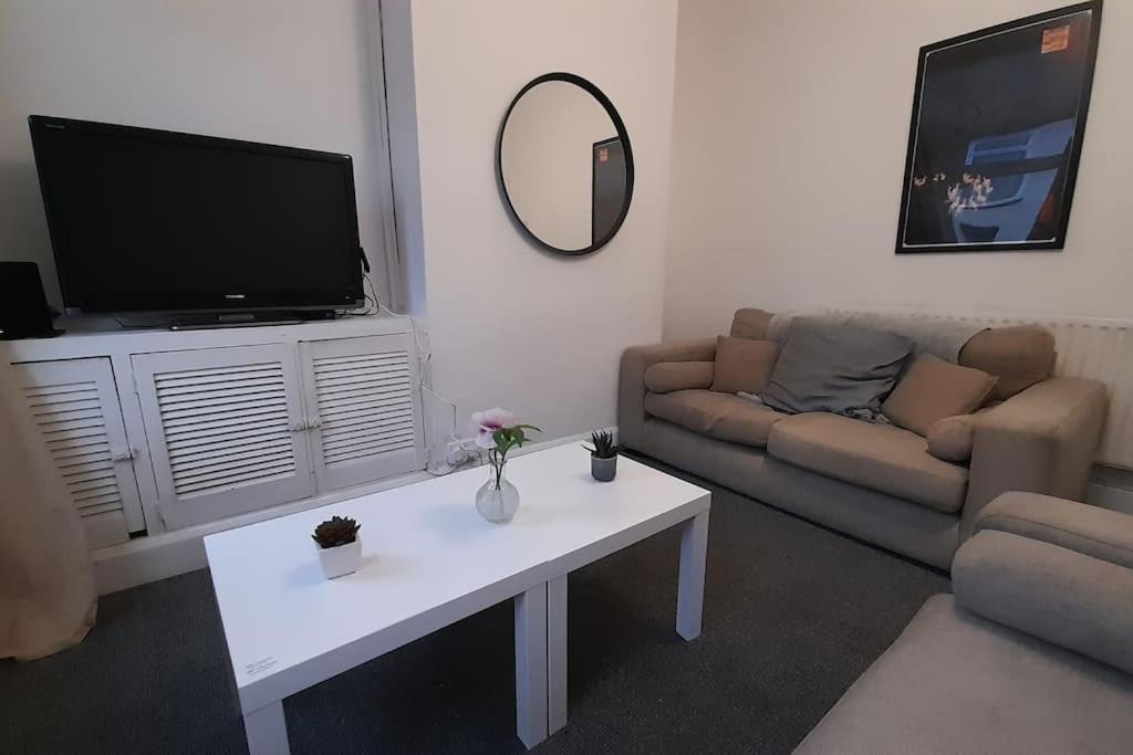 Spacious 4 Bedroom, Free Netflix, Central Location Cardiff Luaran gambar