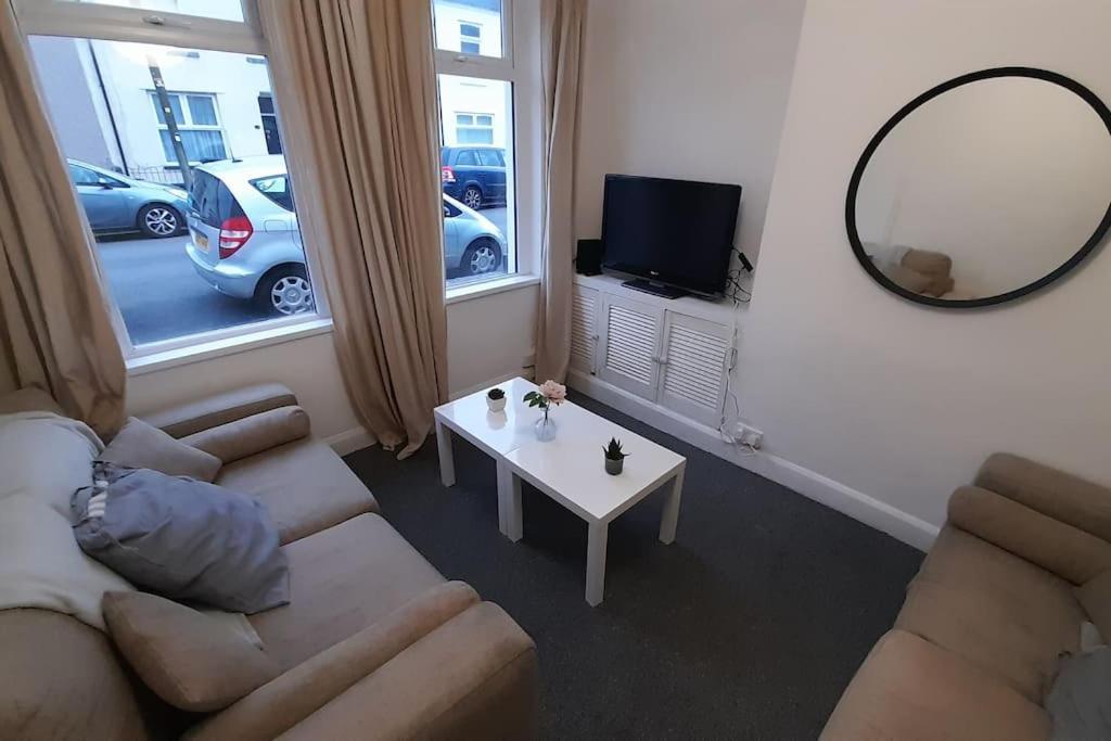 Spacious 4 Bedroom, Free Netflix, Central Location Cardiff Luaran gambar