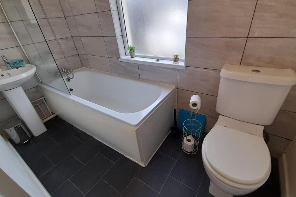 Spacious 4 Bedroom, Free Netflix, Central Location Cardiff Luaran gambar