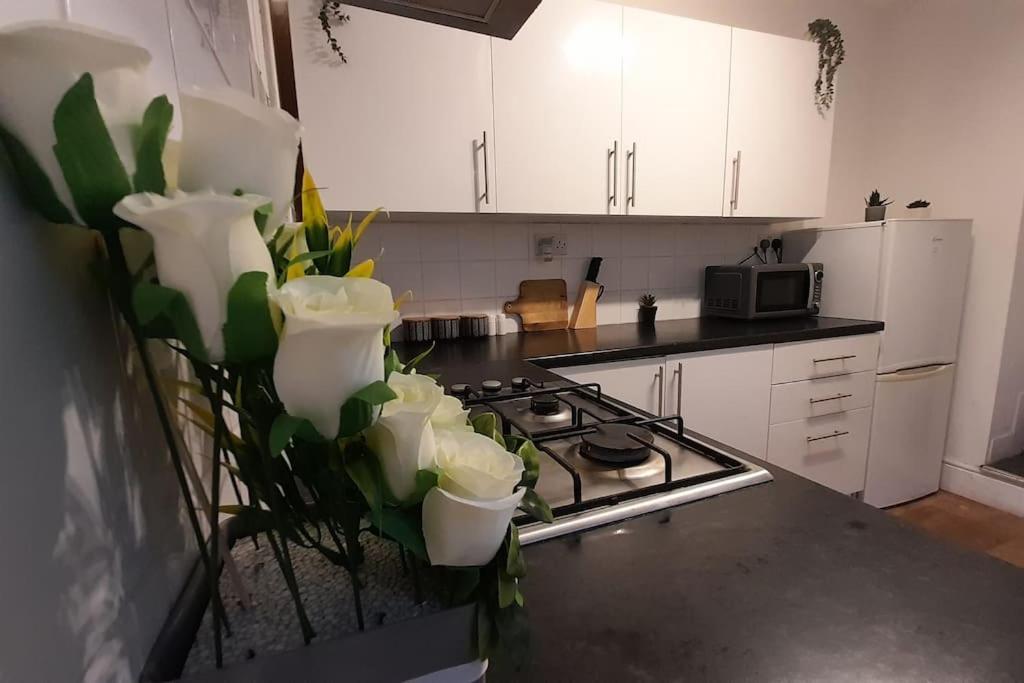 Spacious 4 Bedroom, Free Netflix, Central Location Cardiff Luaran gambar