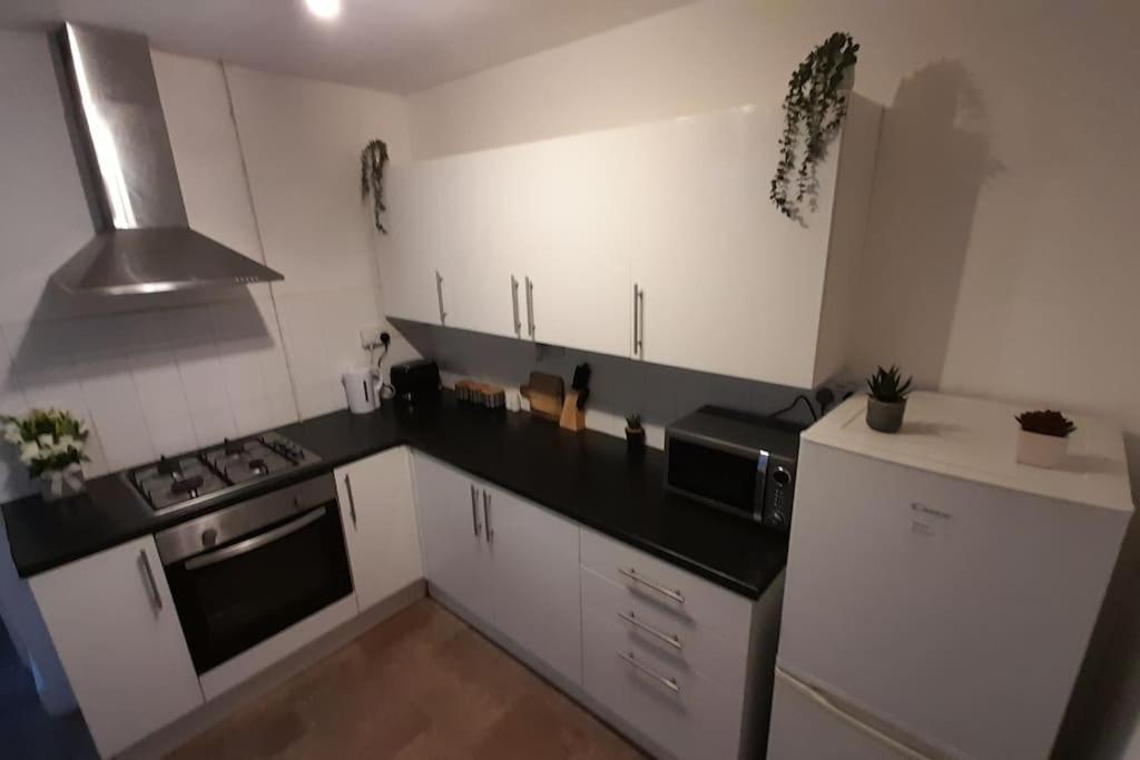 Spacious 4 Bedroom, Free Netflix, Central Location Cardiff Luaran gambar