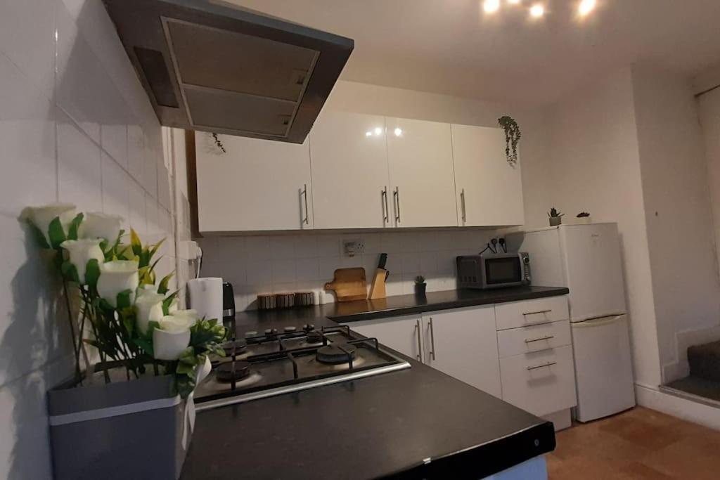 Spacious 4 Bedroom, Free Netflix, Central Location Cardiff Luaran gambar