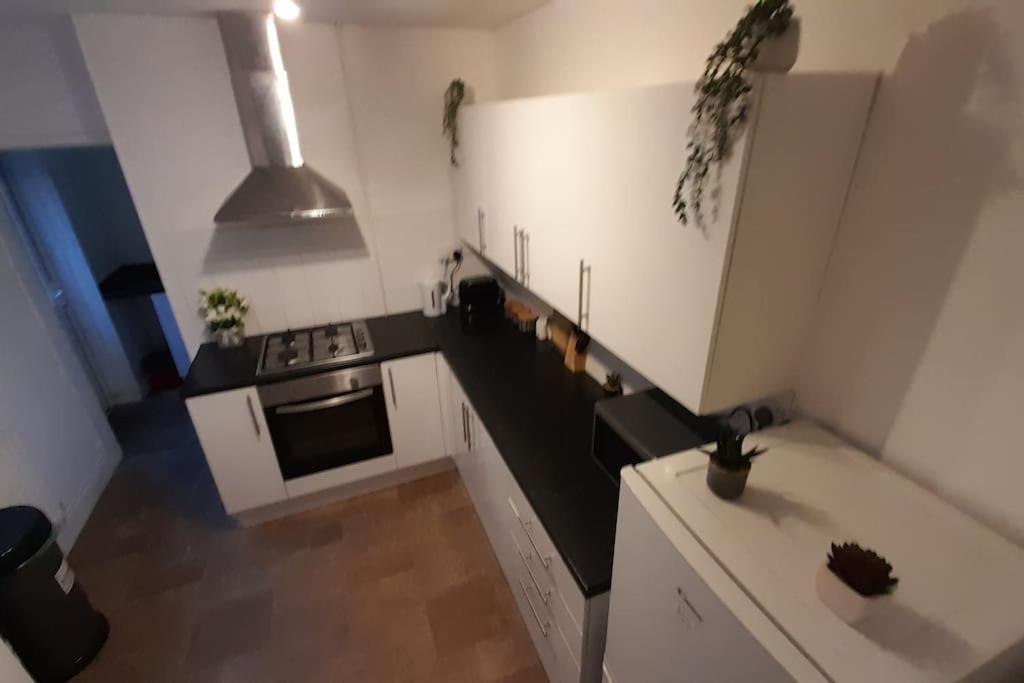 Spacious 4 Bedroom, Free Netflix, Central Location Cardiff Luaran gambar
