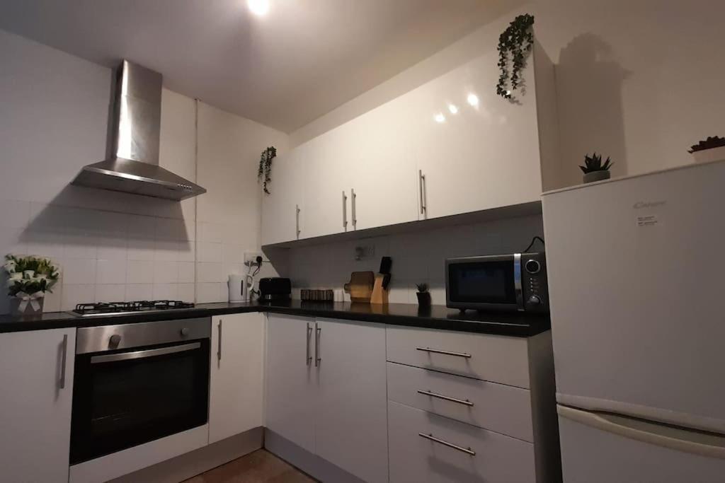 Spacious 4 Bedroom, Free Netflix, Central Location Cardiff Luaran gambar